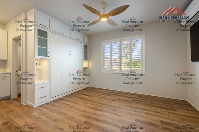 Foto del edificio - Partially furnished Studio, 1 Bath with street parking.