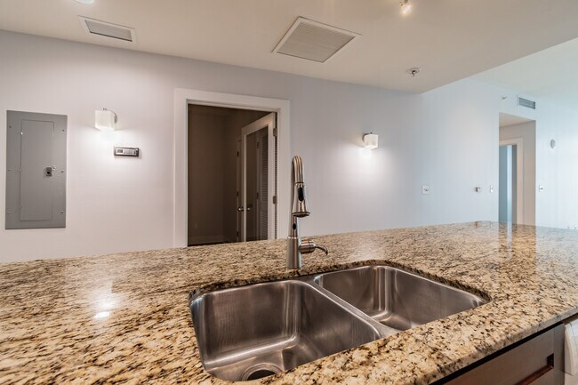 Cocina con encimera y 2nd habitaciones puerta - 1120 E Kennedy Blvd