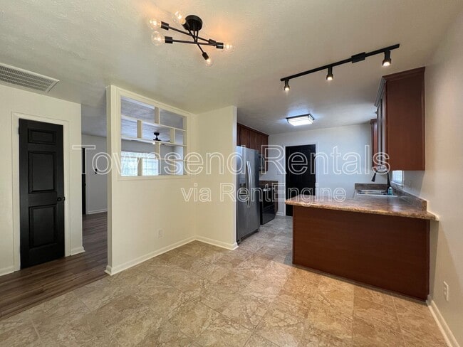 Building Photo - 1319 Camelot Dr