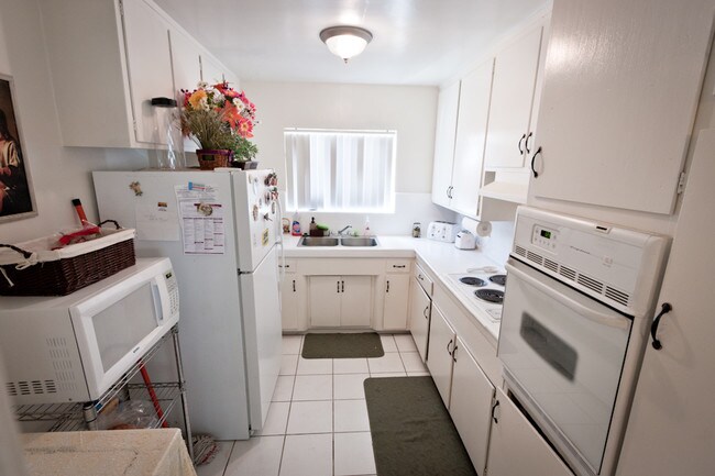 Building Photo - Cazador Court Apartments