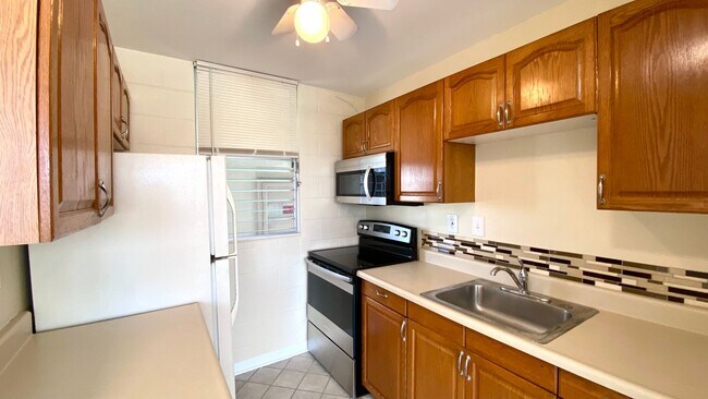 Foto del edificio - STUDIO w/ 1 PARKING AVAILABLE June 2025 NE...