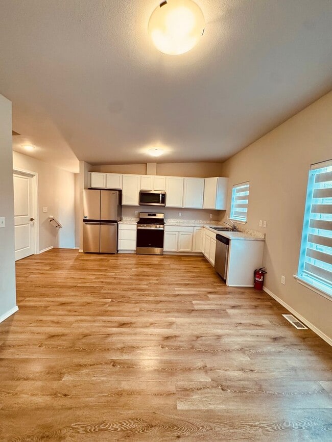 Building Photo - Beautifully designed condo!