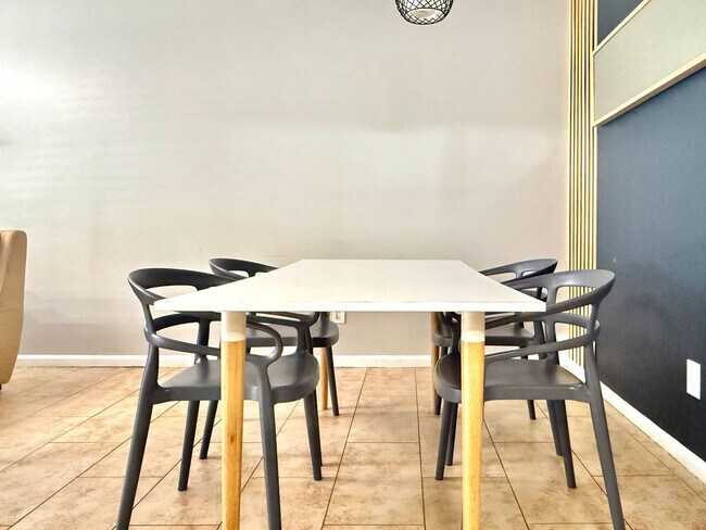 Foto del edificio - 1275 Sweet Pine Dr