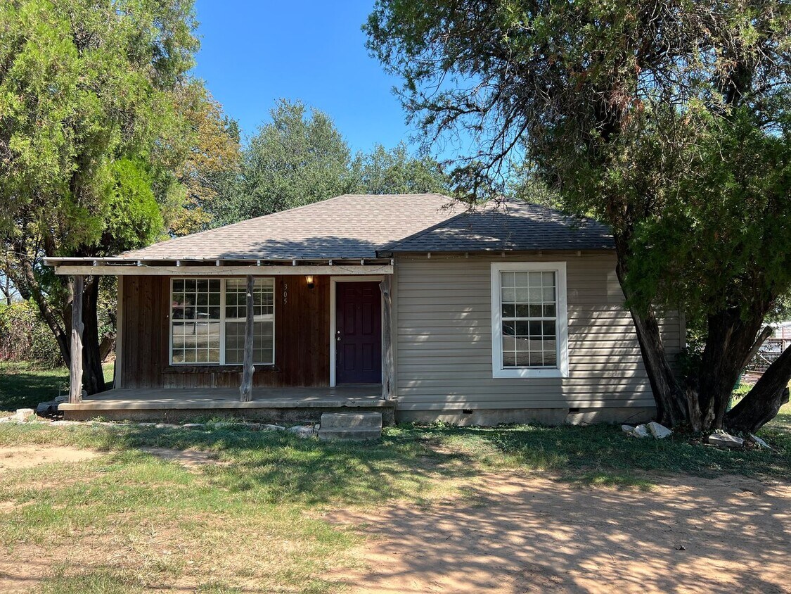 Primary Photo - 305 E Rd