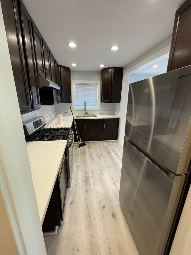 Building Photo - 862 N West Knoll Dr