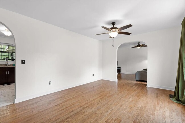 Building Photo - 112 Gwen Dr