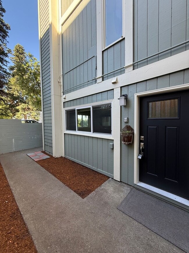 Building Photo - 705 O St