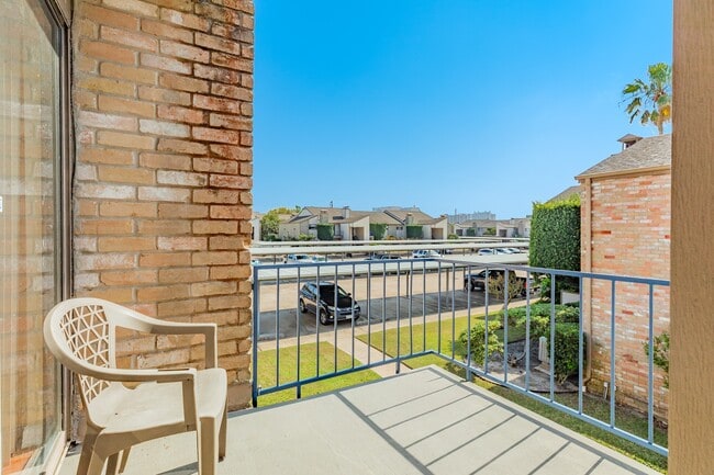 Building Photo - 7140 N Holiday Dr