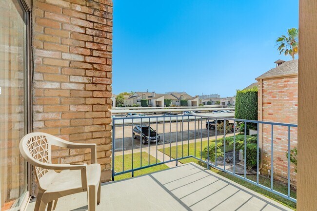 Foto del edificio - 7140 N Holiday Dr