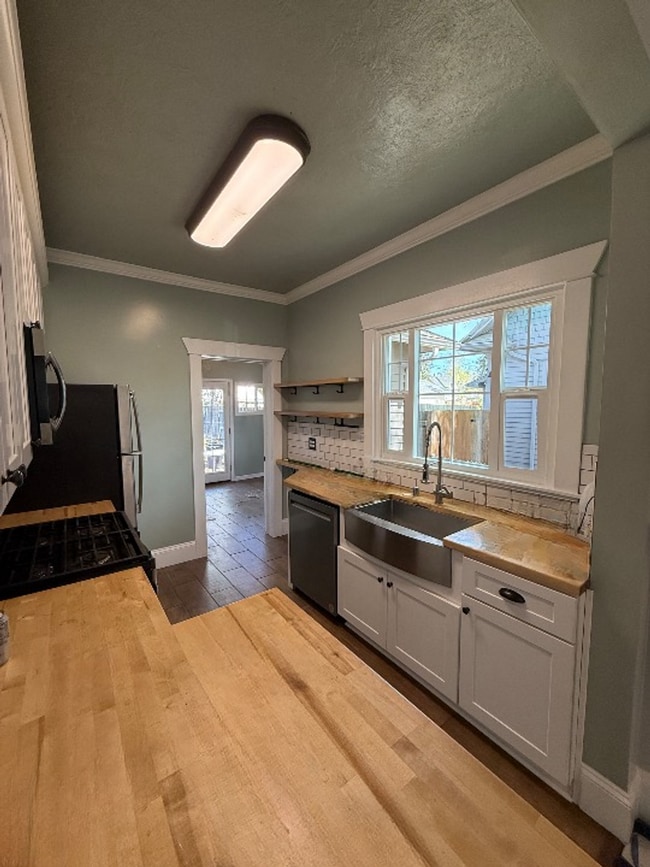 Foto del edificio - Remodeled 3 Bed 2 Bath Spokane Home w/ Large Fully-Fenced Yard + Huge Chicken Coop/Run & Garden!
