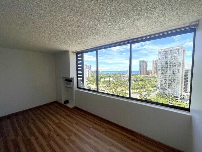Foto del edificio - To register for the showing time below, no...