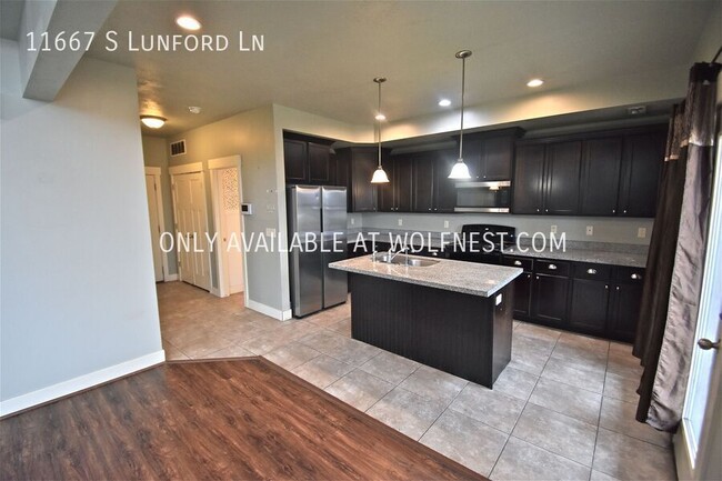 Building Photo - Beautiful 3 Bed Riverton Townhome! No Depo...