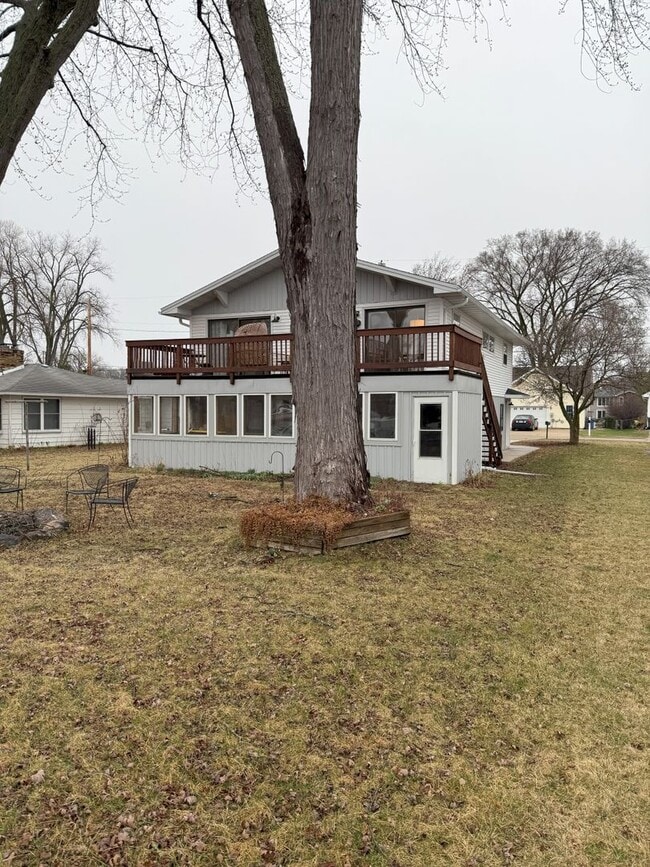 Building Photo - Lake Livin' - 3 Bed / 1.5 bath house on Lake Monona Channel