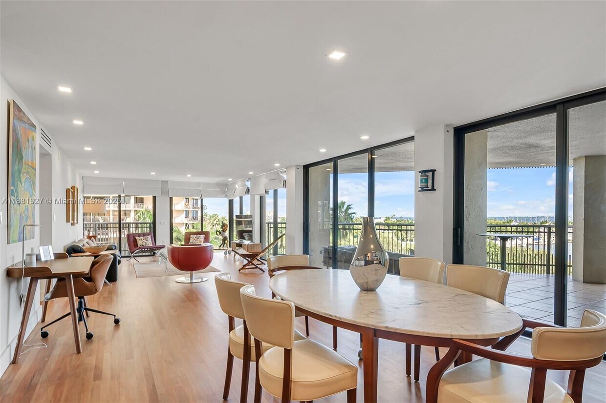 Foto principal - 2901 S Bayshore Dr