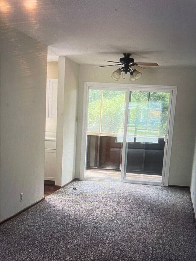 Foto del edificio - West Knoxville 37919 - 2 bedroom, 1.5 bath apartment in West Knoxville - Contact Lisa Vineyard an...