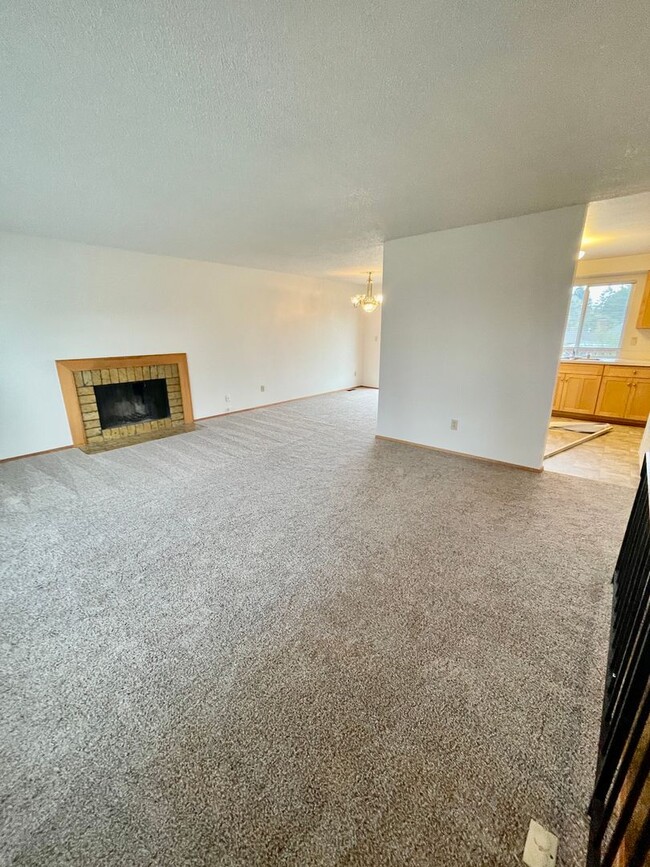 Building Photo - Spacious 4 Bedroom Plus Den in Oakbrook