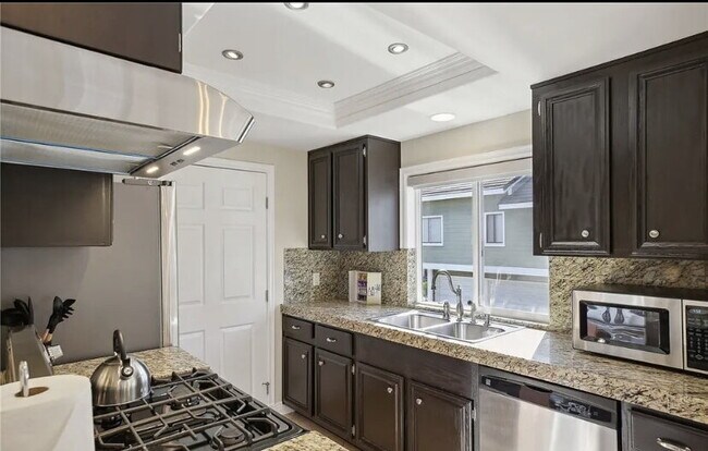 Foto del edificio - Nestled within the highly sought-after Hea...