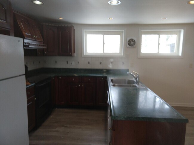 Kitchen - 405 W Moreland Rd