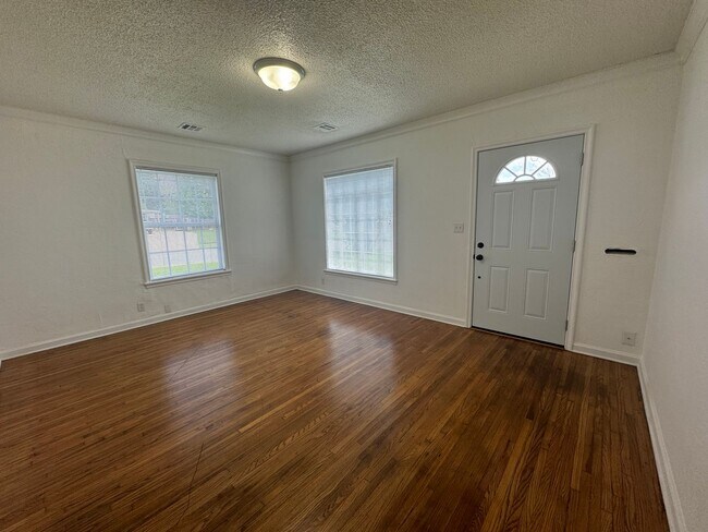 Foto del edificio - 2 bedroom 1 bathroom home Ready for move-i...