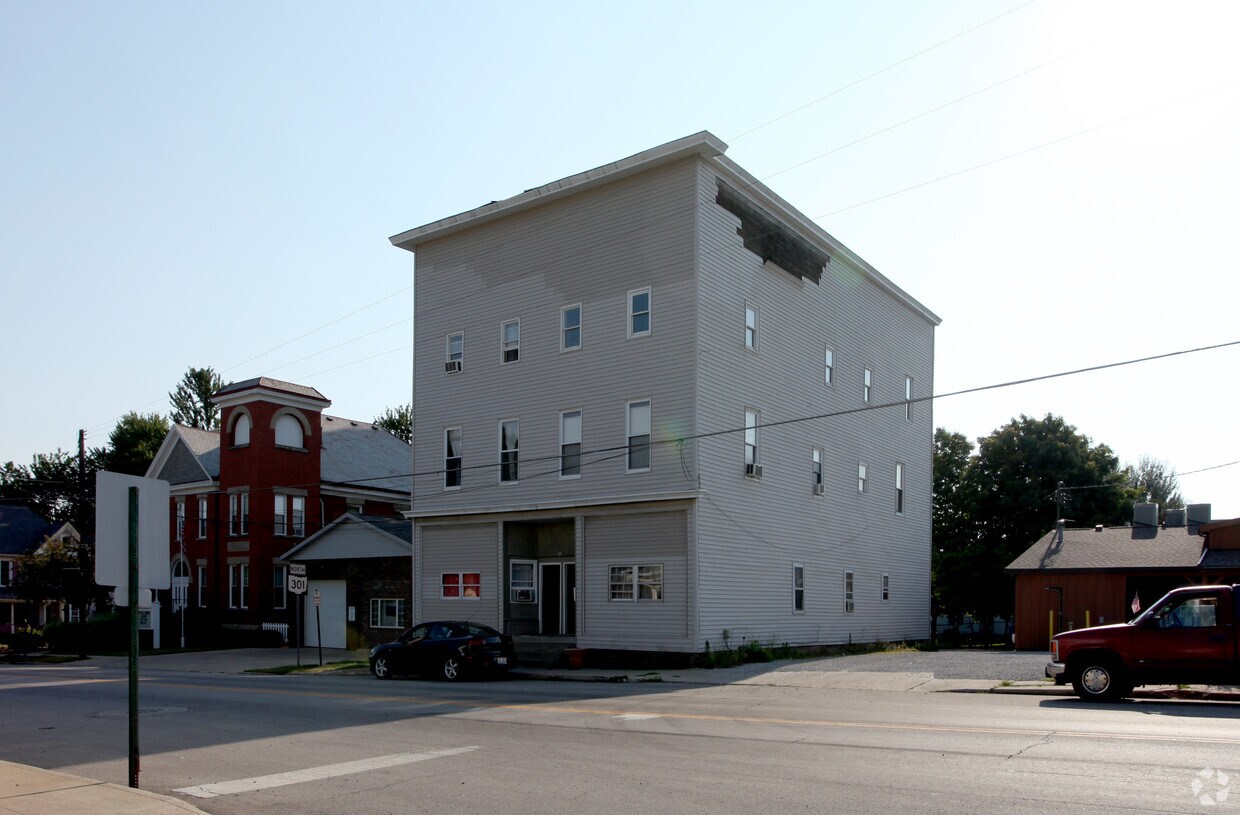 Building Photo - 104 N Main St