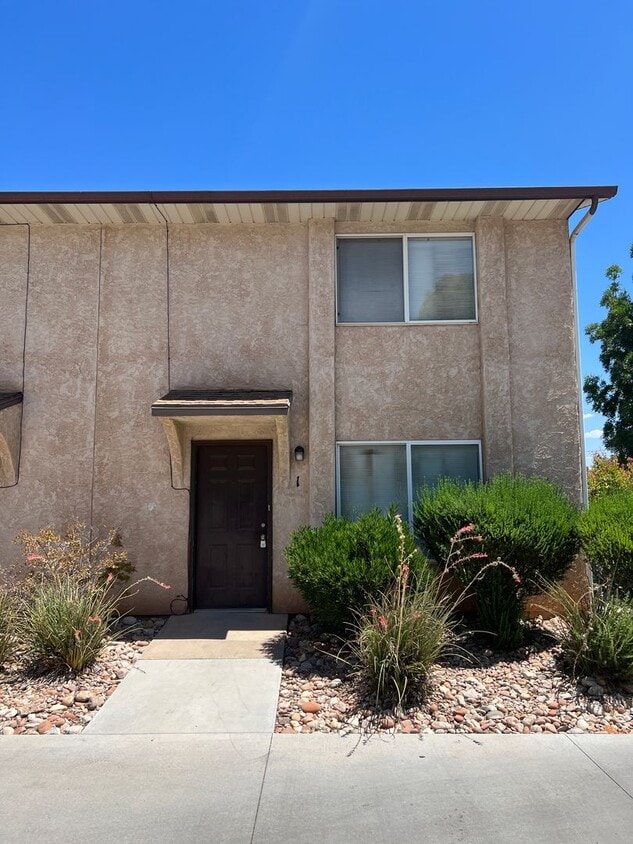 Primary Photo - Refreshed 2 bedroom 1.5 bathroom townhome ...