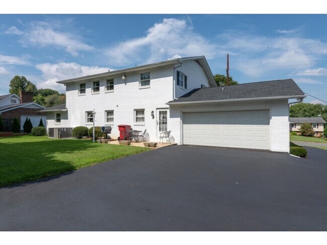 Foto del edificio - Grand 4-Bedroom/2.5-Bath home in Johnson City, TN in great neighborhood, $2995 monthly