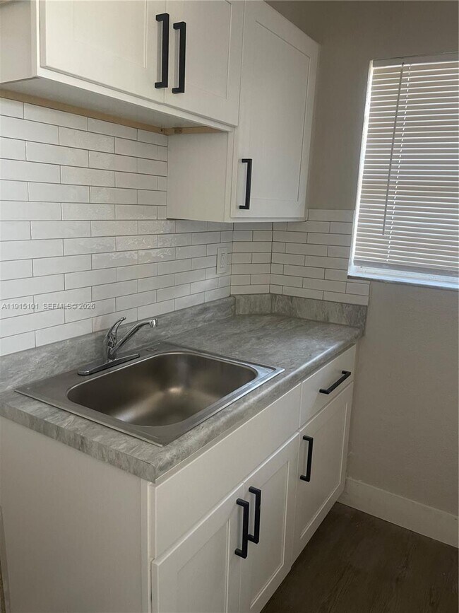 Building Photo - 110 SE 2nd St