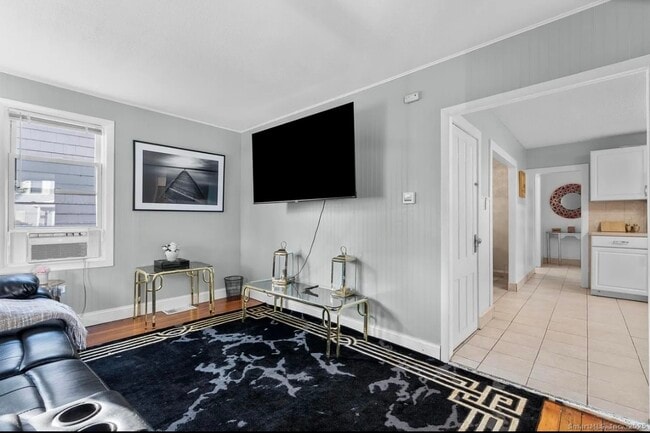 Foto del edificio - 24 Botsford Ave