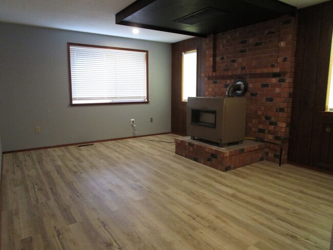 Building Photo - 901 N Fruitdale Rd