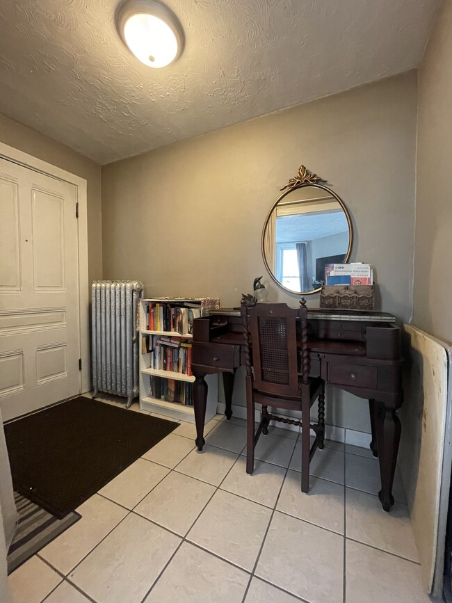 entry / work area w/ closet - 2429 Garfield Ave