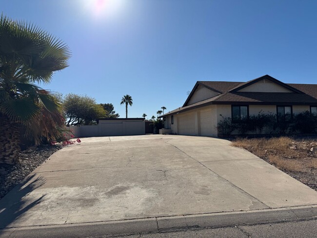 Building Photo - Single Story 6 Bedroom with Diving Pool