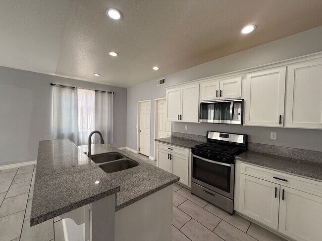 Building Photo - Available Now Palmdale 7 bedrooms !