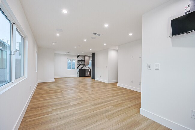 Foto del edificio - 4573 Triggs St