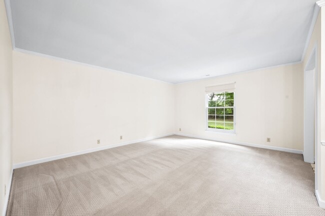Building Photo - 225 Boxwood Dr