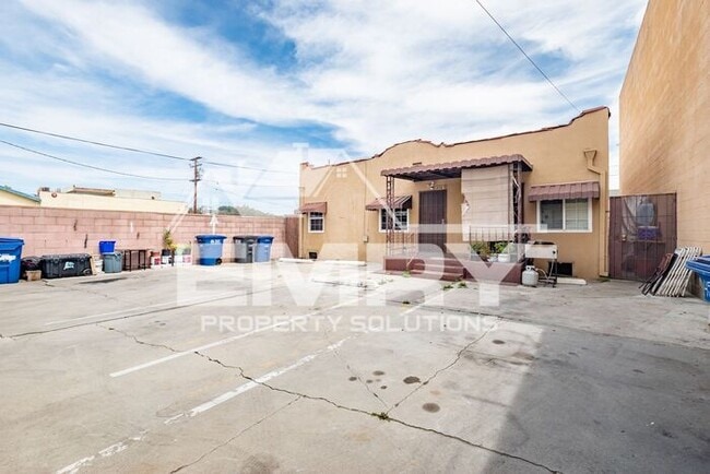 Foto del edificio - 2 Bed 1 Bath Unit for Rent in East Los Angeles Parking Available
