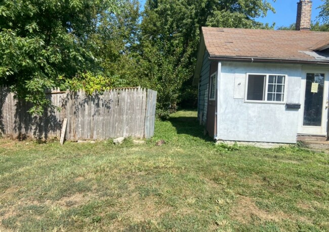 Building Photo - Price Drop!!! Tucked In! $195 Month / $300...