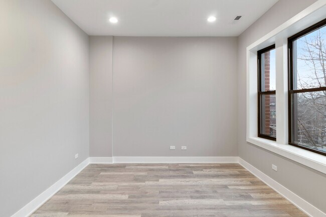 Foto del edificio - Top Floor, Gorgeous, Renovated 2bd/2bth, West Town Available 4/20