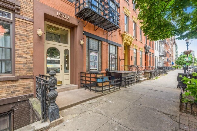 Foto del edificio - 1033 Washington St