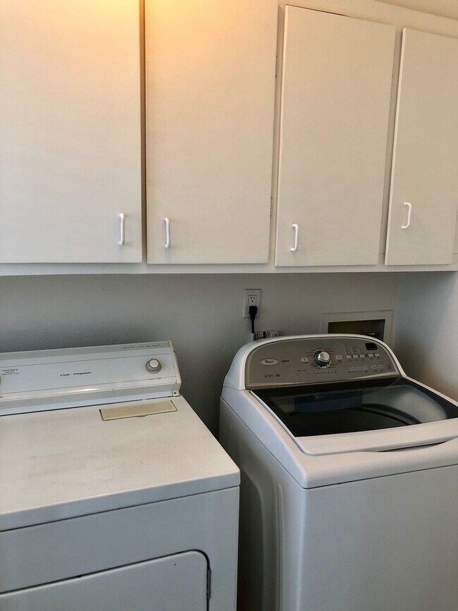 Foto del edificio - 2 bedroom, 2 story Mission Valley Townhouse with garage