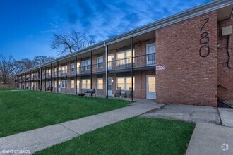 Building Photo - 720 S Nelson Ave