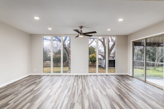 Foto del edificio - 7210 Grass Valley Dr