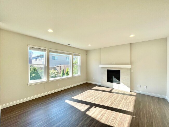 Foto del edificio - Spacious 5-Bedroom Home in Desirable Woodi...