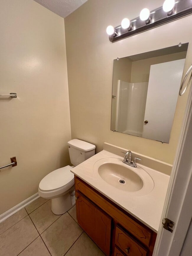 Foto del edificio - 1BR 1BA Ground Level Apt. **Free Water** - NO pets!