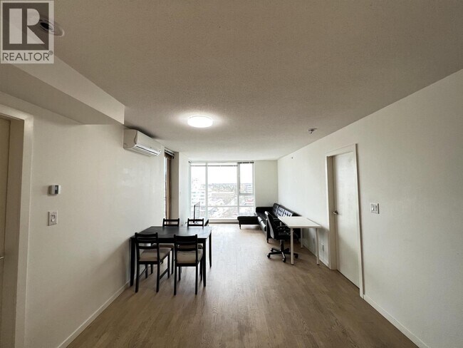 Photo du bâtiment - 7988 Ackroyd Rd