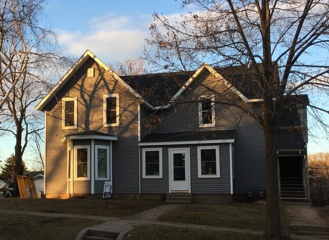 Building Photo - 612 7th Ave