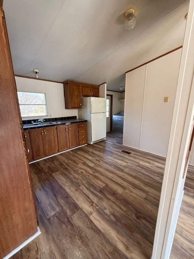 Building Photo - Rossview School