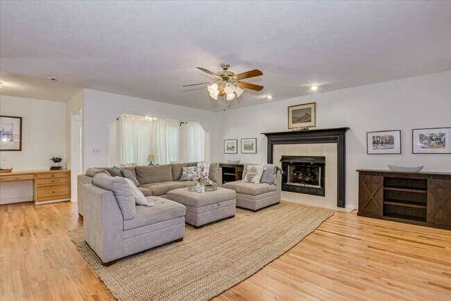 Foto del edificio - 869 Hickory Ridge Rd