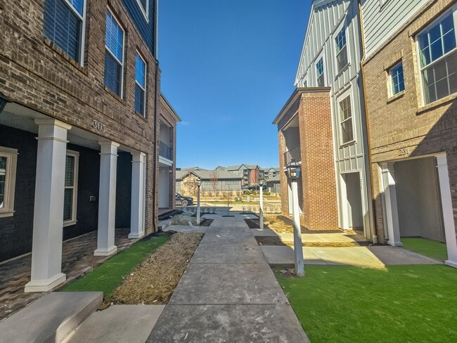 Building Photo - 305 Frederick Way