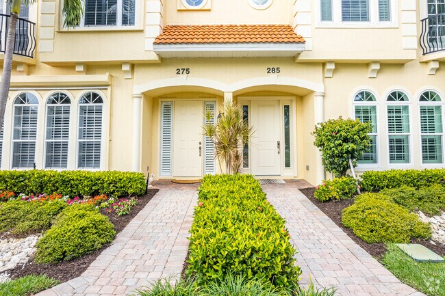 275-285 Entrances - 265-285 2nd Ave S