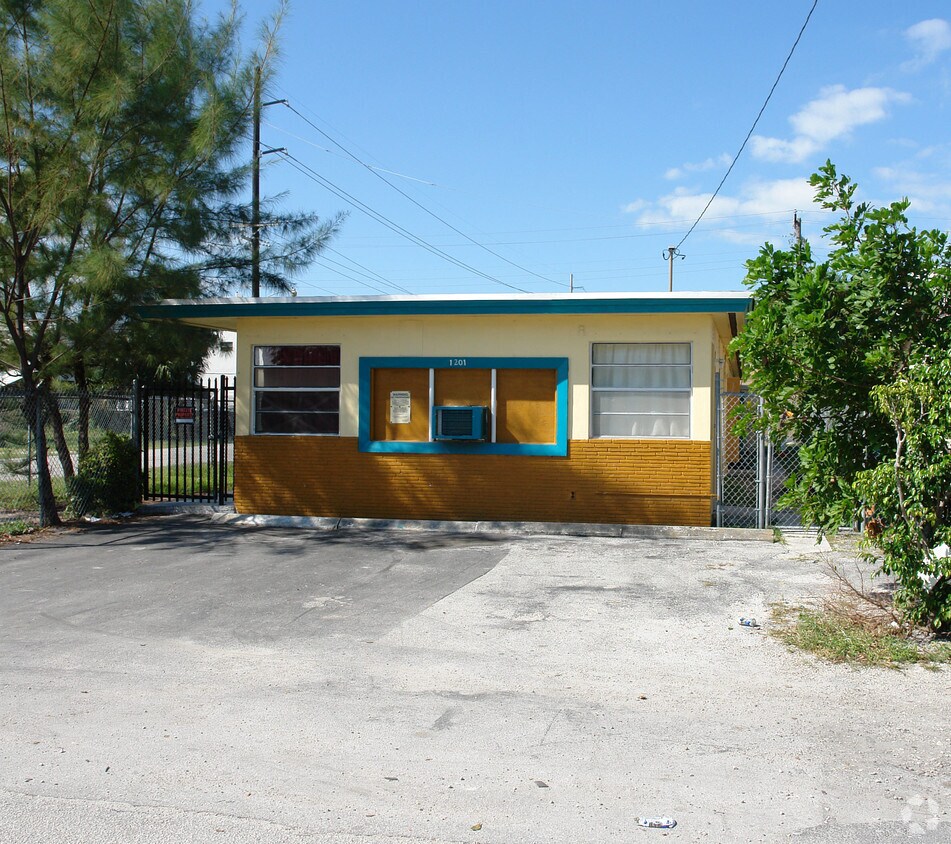 Building Photo - 1201 NE 5th Ave